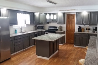 Kitchen - contemporary kitchen idea in Columbus