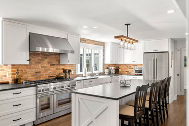 Große Landhausstil Wohnküche mit Landhausspüle, Schrankfronten im Shaker-Stil, weißen Schränken und Kücheninsel in Boston