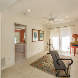 タンパの小さいエクレクティックスタイルのおしゃれな多目的ジム (白い壁、トラバーチンの床、ベージュの床) の写真