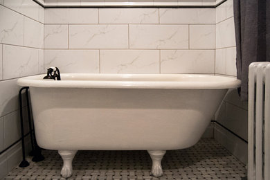 Diseño de cuarto de baño principal contemporáneo grande con bañera con patas, baldosas y/o azulejos de porcelana, suelo de mármol, suelo gris y boiserie
