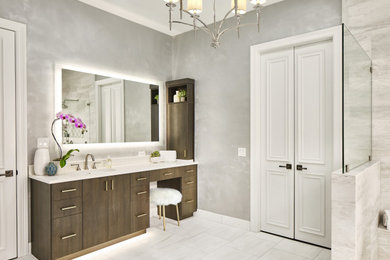 Cette photo montre une grande salle de bain principale tendance en bois foncé avec un mur gris, un sol en marbre, un lavabo encastré, un plan de toilette en marbre, un sol blanc, un plan de toilette blanc, meuble simple vasque et meuble-lavabo encastré.