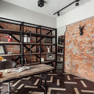 Inspiration för ett industriellt arbetsrum, med orange väggar och brunt golv
