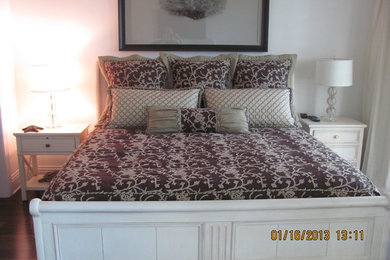 Bedroom - tropical bedroom idea in Miami