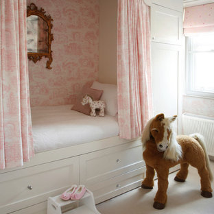 Klassisches Kinderzimmer mit Schlafplatz, Teppichboden und bunten Wänden in London