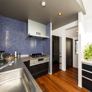 75 Beautiful Wallpaper Ceiling Kitchen With Metallic Backsplash Pictures Ideas August 21 Houzz