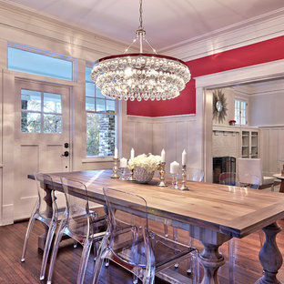 Идея дизайна: гостиная-столовая в современном стиле с розовыми стенами и темным паркетным полом