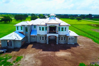 Huge rustic exterior home idea in Tampa