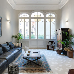 Ejemplo de salón para visitas mediterráneo, grande, con paredes grises y suelo gris