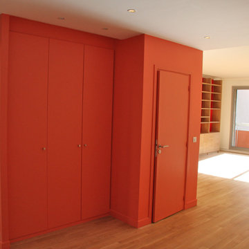Entrée gaie avec toilettes et placards