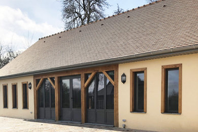 Cette image montre une maison craftsman.