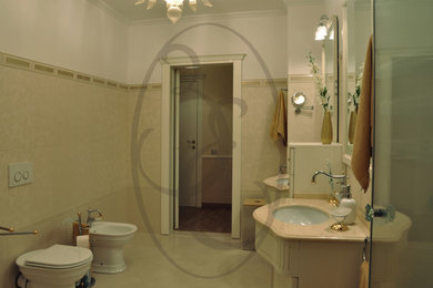 На фото: большая главная ванная комната в классическом стиле с гидромассажной ванной, душем в нише, раздельным унитазом, бежевой плиткой, керамической плиткой, бежевыми стенами, полом из керамогранита, врезной раковиной и мраморной столешницей с