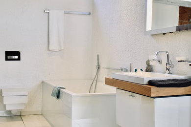 Design ideas for a contemporary bathroom in Hanover.