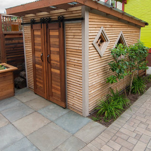 Kleiner Eklektischer Garten hinter dem Haus mit Feuerstelle und Natursteinplatten in Portland