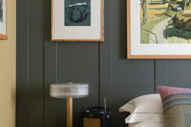 Großes Stilmix Gästezimmer mit grauer Wandfarbe, dunklem Holzboden, braunem Boden und Wandpaneelen in Sussex