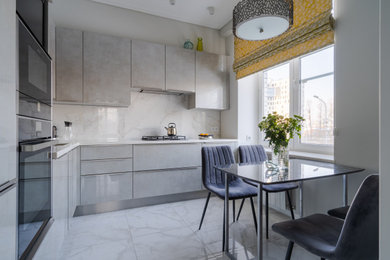 Стильный дизайн: угловая кухня в стиле модернизм с обеденным столом, плоскими фасадами и столешницей из акрилового камня - последний тренд
