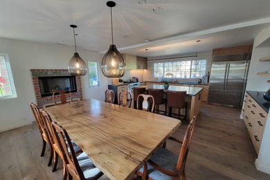 Example of a dining room design in San Diego