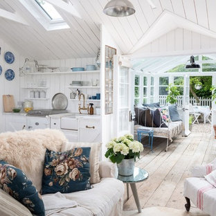 Ispirazione per un piccolo soggiorno shabby-chic style aperto con pareti bianche, parquet chiaro, pavimento beige, nessun camino e nessuna TV