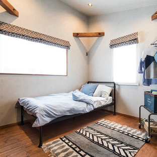 他の地域のカントリー風おしゃれな子供部屋 (白い壁、無垢フローリング、茶色い床) の写真