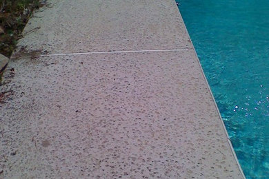 Example of a minimalist pool design in Jacksonville with decking