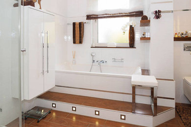 Mittelgroßes Modernes Duschbad mit flächenbündigen Schrankfronten, weißen Schränken, Wandtoilette mit Spülkasten, bodengleicher Dusche, Steinfliesen, beiger Wandfarbe, Porzellan-Bodenfliesen, Waschtischkonsole und Duschvorhang-Duschabtrennung in Frankfurt am Main