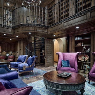 Ispirazione per un ampio ufficio mediterraneo con pareti marroni, pavimento in legno massello medio e scrivania autoportante