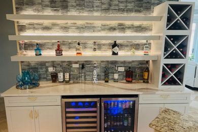 Minimalist home bar photo in Orlando