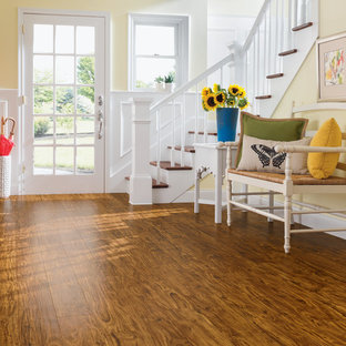 他の地域の中サイズの片開きドアトランジショナルスタイルのおしゃれな玄関ロビー (白いドア、無垢フローリング、黄色い壁、茶色い床) の写真