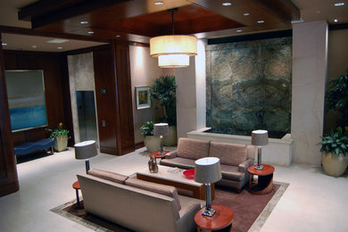 他の地域にあるラグジュアリーな巨大なトランジショナルスタイルのおしゃれな玄関ロビー (ベージュの壁、大理石の床、ガラスドア、ベージュの床) の写真