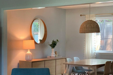Diseño de comedor de cocina escandinavo de tamaño medio con paredes blancas, suelo de madera clara, todas las chimeneas, marco de chimenea de ladrillo y suelo marrón