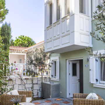 THE WEEKEND HOUSE