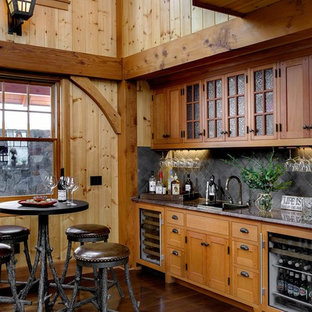 バーリントンの大きいラスティックスタイルのおしゃれなウェットバー (ドロップインシンク、シェーカースタイル扉のキャビネット、中間色木目調キャビネット、グレーのキッチンパネル、石タイルのキッチンパネル) の写真