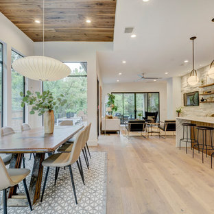 オースティンのコンテンポラリースタイルのLDKの画像 (白い壁、淡色無垢フローリング、ベージュの床)