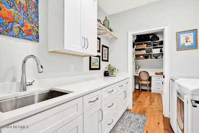 Laundry room photo in Other