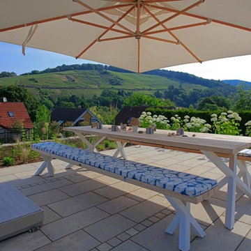 Der Blick in den Weinberg läd zu einem Schoppen ein