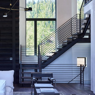 Idéer för ett modernt loftrum, med vita väggar och mörkt trägolv