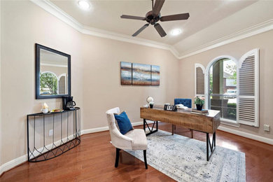 Example of a home office design in Houston