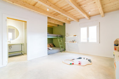 Ejemplo de habitación infantil unisex de 4 a 10 años grande con suelo de cemento y suelo gris