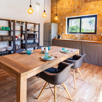 Cocina abierta y comedor rústico