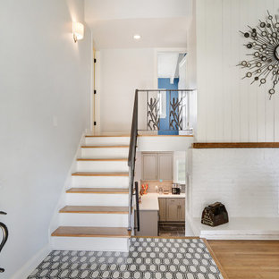 Foto di un piccolo ingresso moderno con pareti bianche, pavimento in laminato, una porta singola e una porta blu