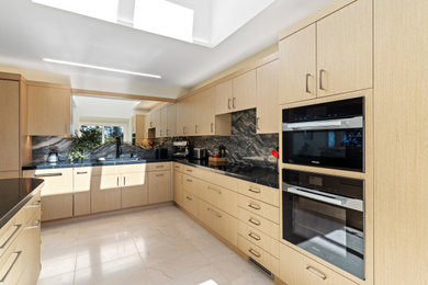 Example of a kitchen design in San Francisco