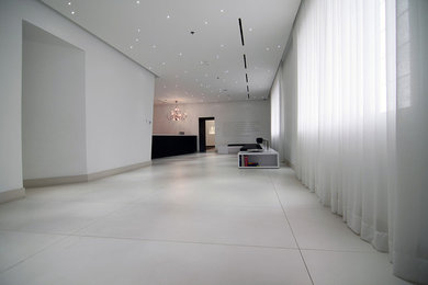 Example of a minimalist home design design in Montreal