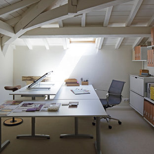 ニューヨークの中サイズのモダンスタイルのおしゃれな書斎 (白い壁、自立型机、カーペット敷き) の写真