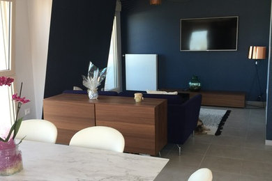 Cette photo montre une salle de séjour tendance.