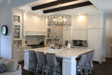 Kitchen - traditional kitchen idea in Austin