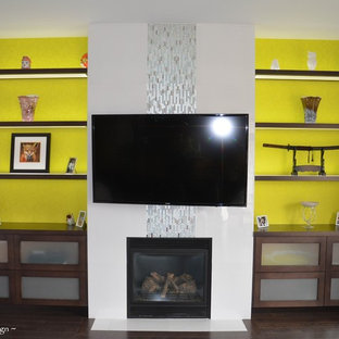 Idéer för ett mellanstort modernt allrum med öppen planlösning, med gula väggar, mörkt trägolv, en standard öppen spis, en spiselkrans i trä och en inbyggd mediavägg