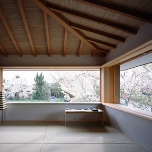 Modelo de despacho de estilo zen con paredes blancas, escritorio independiente y tatami