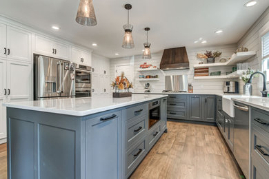 Example of a transitional kitchen design in Chicago