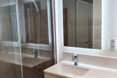 Aménagement d'une salle de bain moderne de taille moyenne avec des carreaux de céramique, une grande vasque, un plan de toilette en quartz et un plan de toilette blanc.