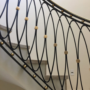 Imagen de escalera en L, actual, de tamaño medio, con escalones con baldosas y contrahuellas con baldosas y/o azulejos