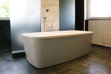 Modernes Badezimmer mit beigen Fliesen, Steinplatten, weißer Wandfarbe, Marmorboden und grünem Boden in München